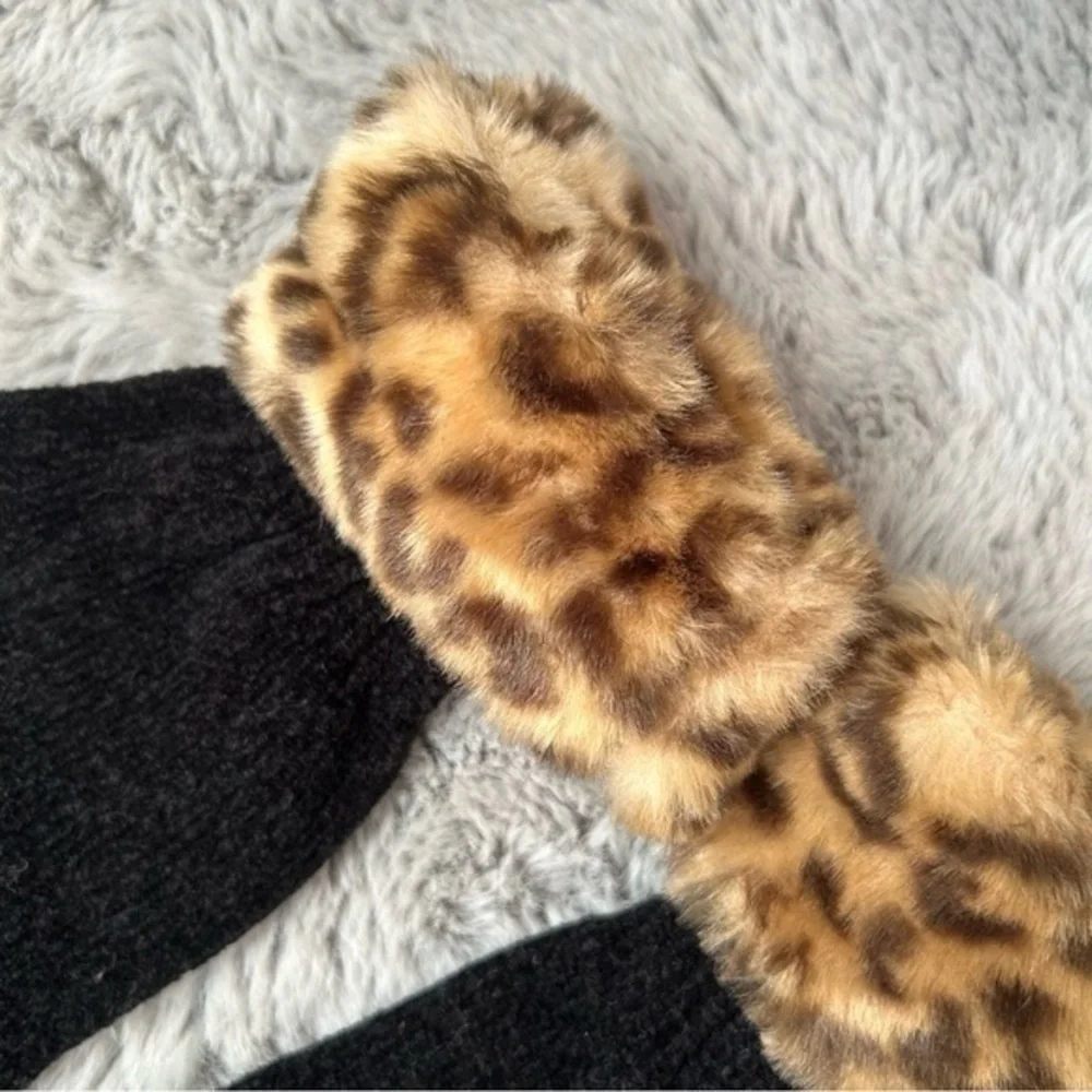 ✨NWOT winter ❄️ black leopard 🐆 snow knit gloves 🧤